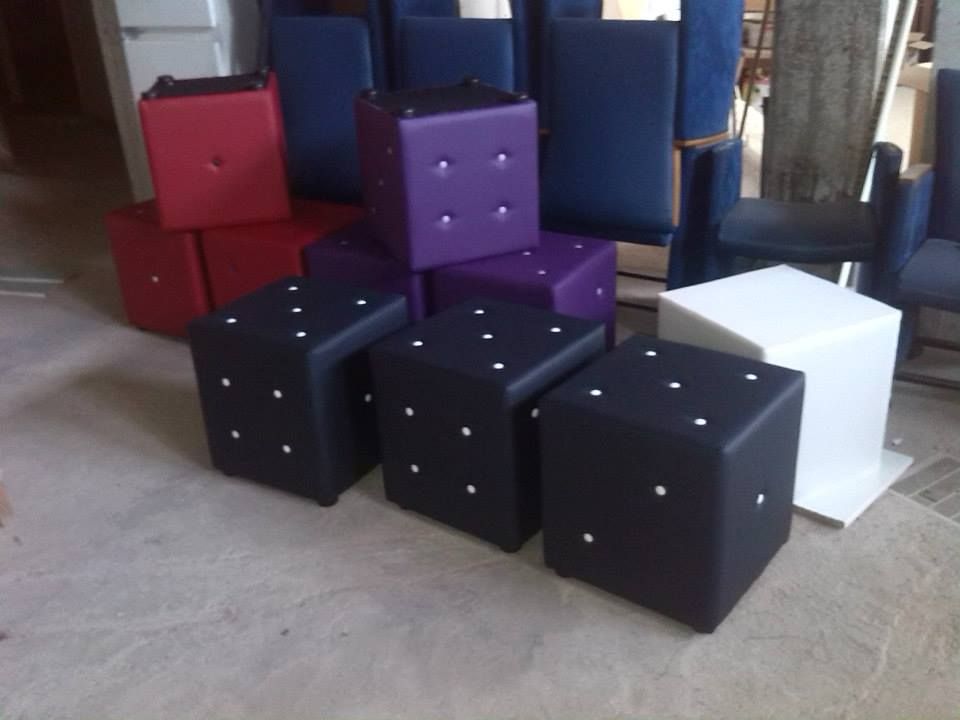 Un mucchio di pouf sono impilati uno sopra l'altro