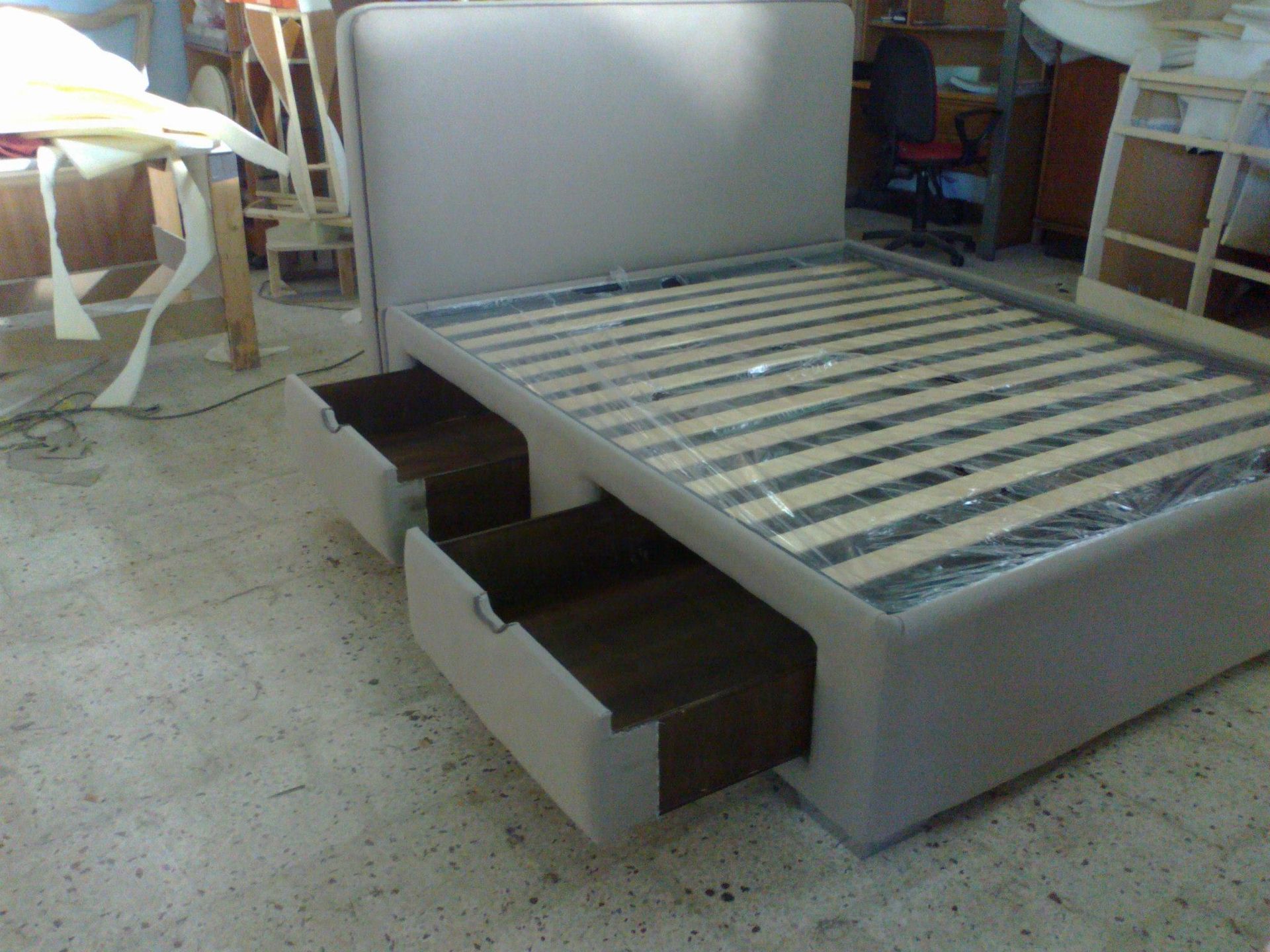 Una struttura del letto con due cassetti sottostanti