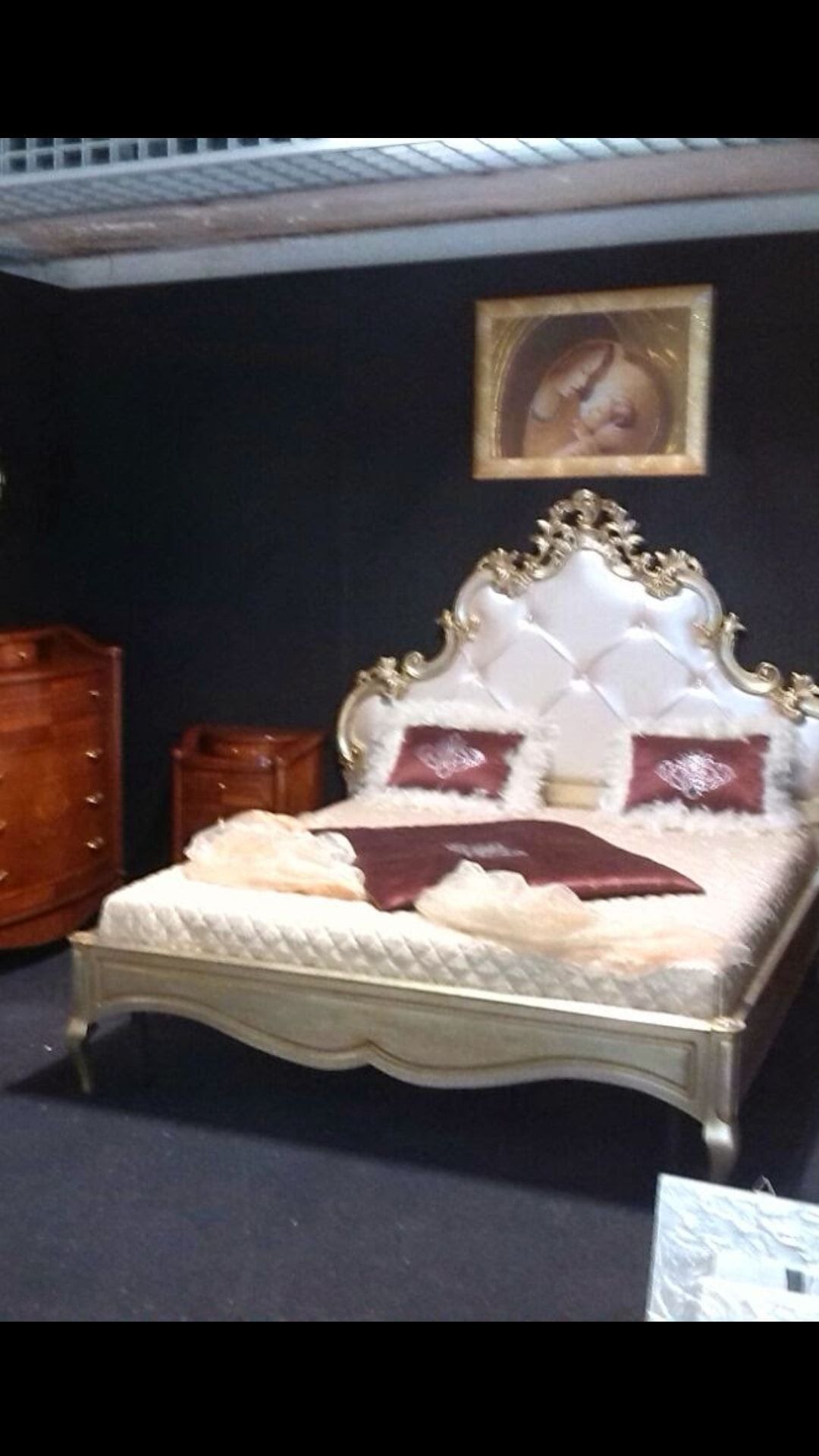 Una camera da letto con un comò e un comodino