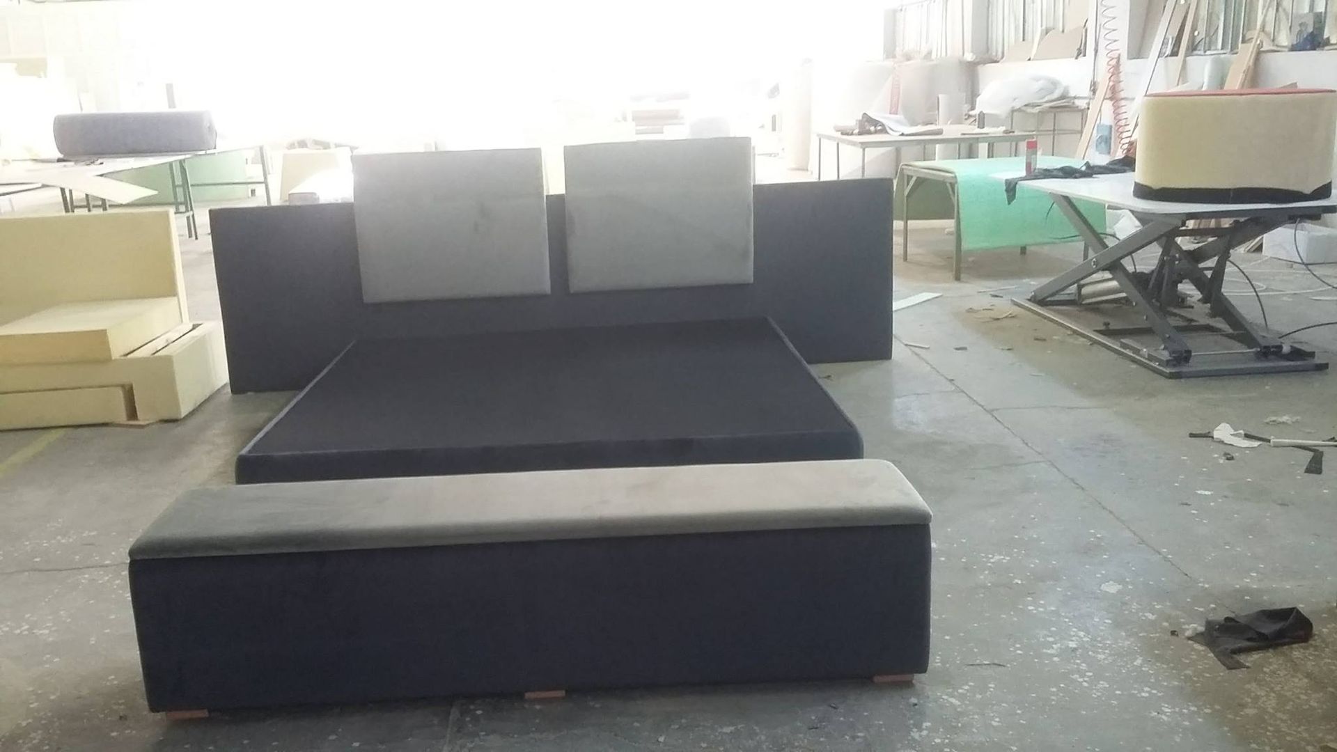 Un divano è posizionato sopra un letto in una stanza.