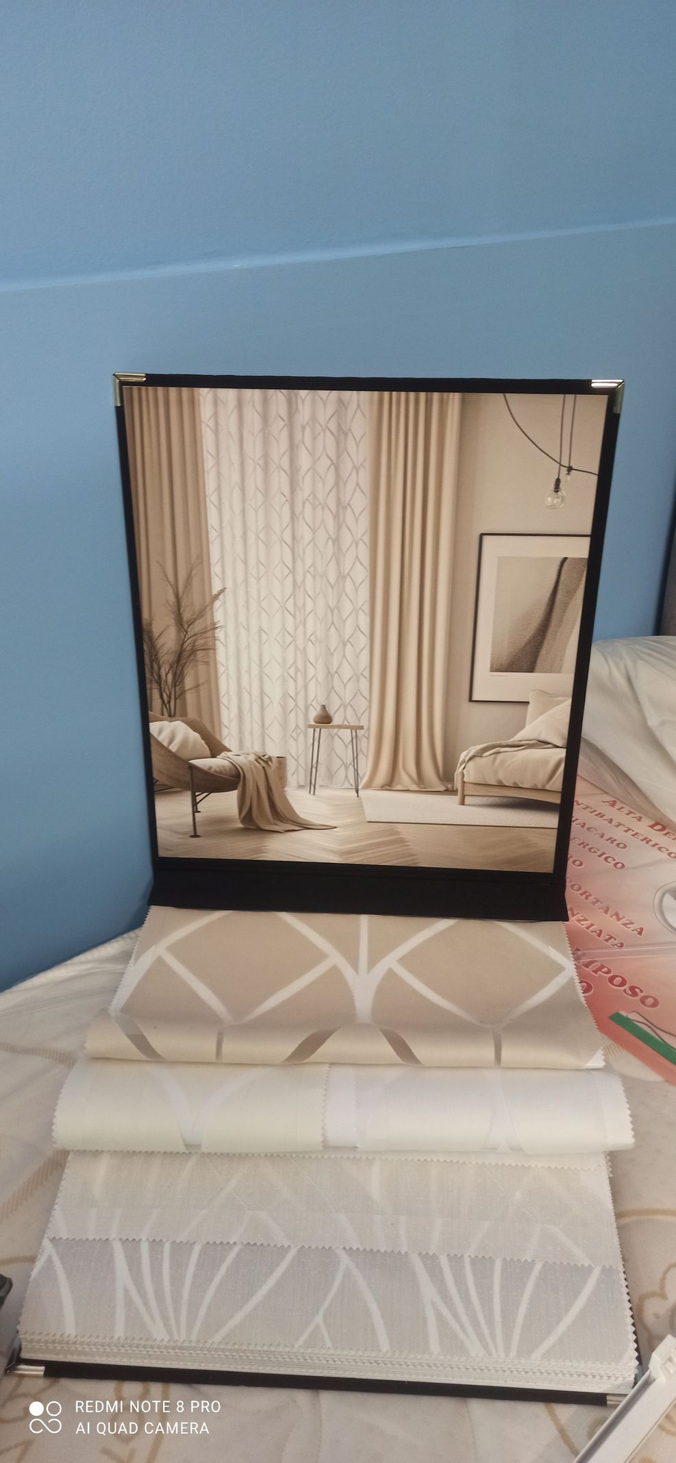 Uno specchio con l'immagine di un soggiorno.