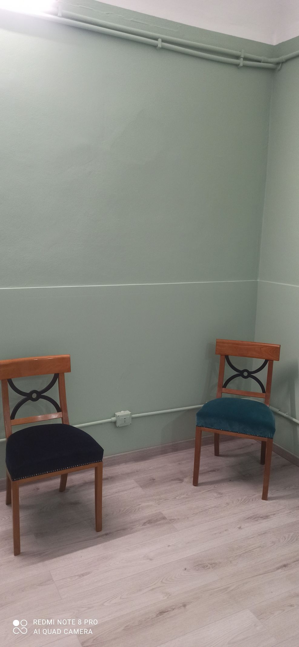 Due sedie sono posizionate in un angolo di una stanza.