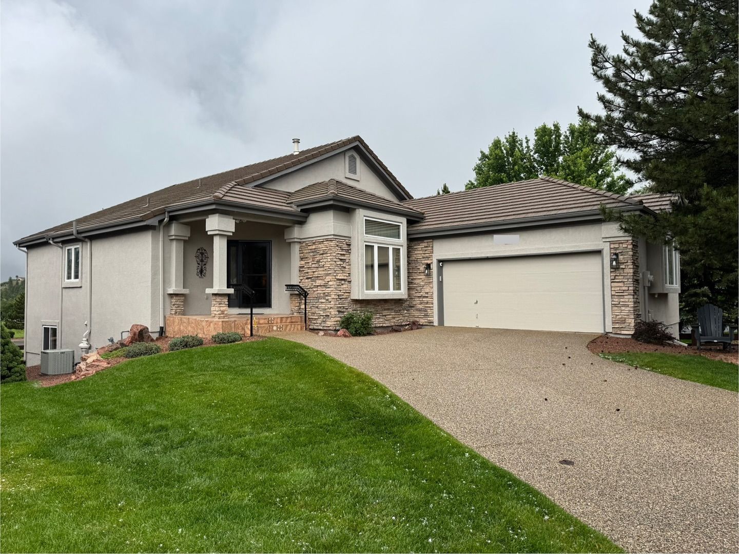 A house with a driveway leading to it