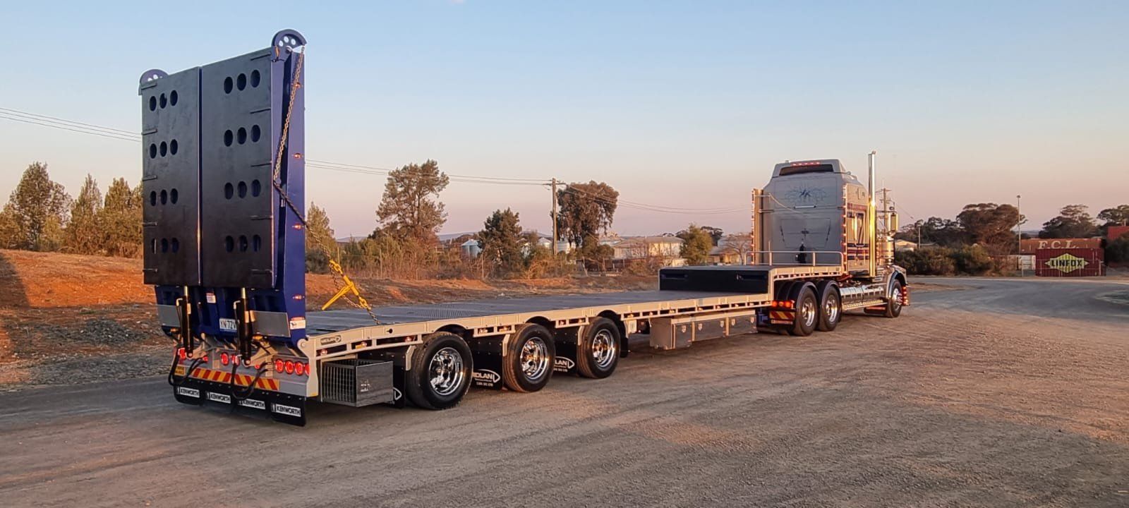 Prime mover towing low loader