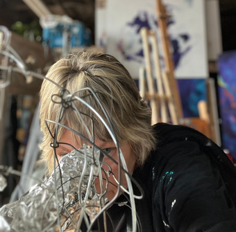 karen klucowicz working on sculpture instudio