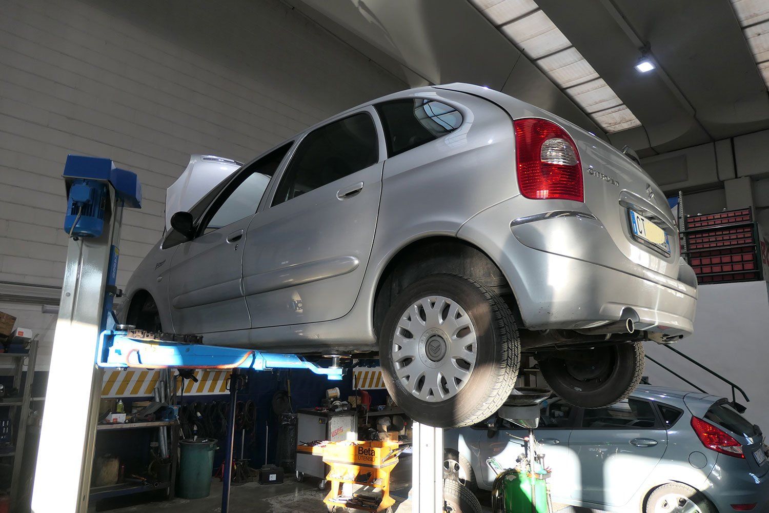 Ponte auto per manutenzione