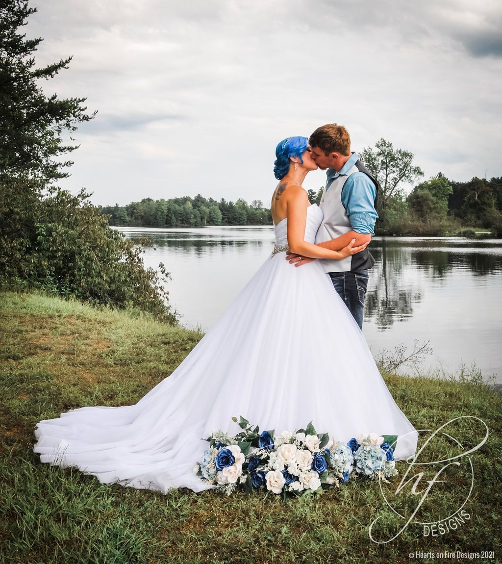 Newly Weds Kissing – Sun Prairie, WI – Hearts on Fire Designs