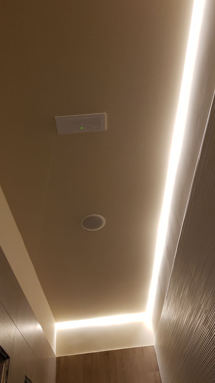 progettazione interni con luci a soffitto