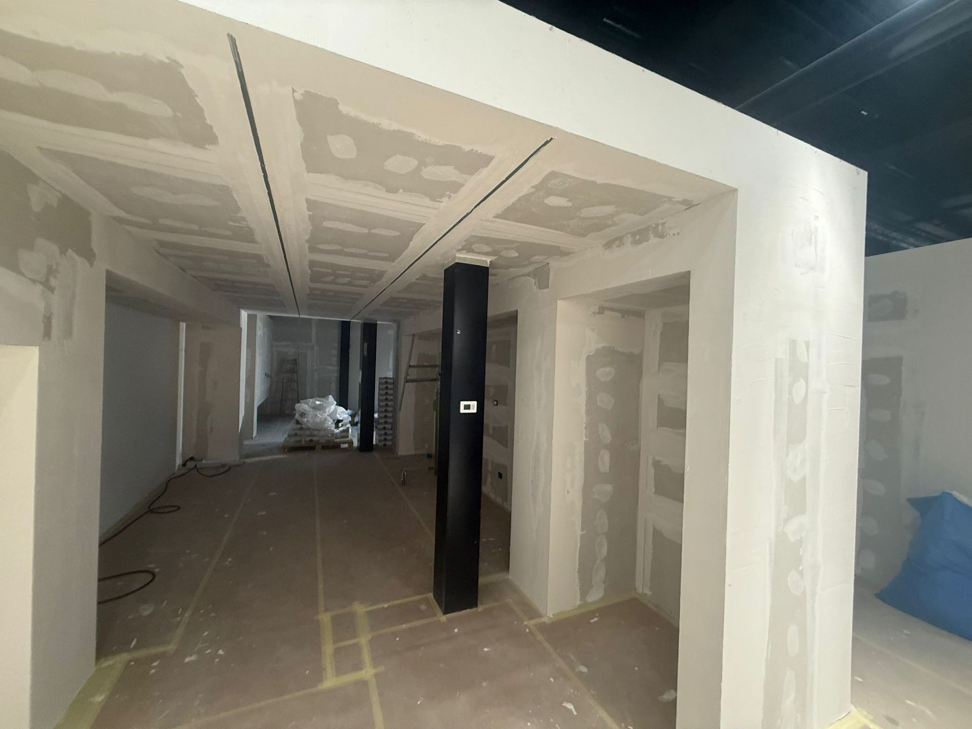 Interno in costruzione; pareti e soffitto in cartongesso non finiti.