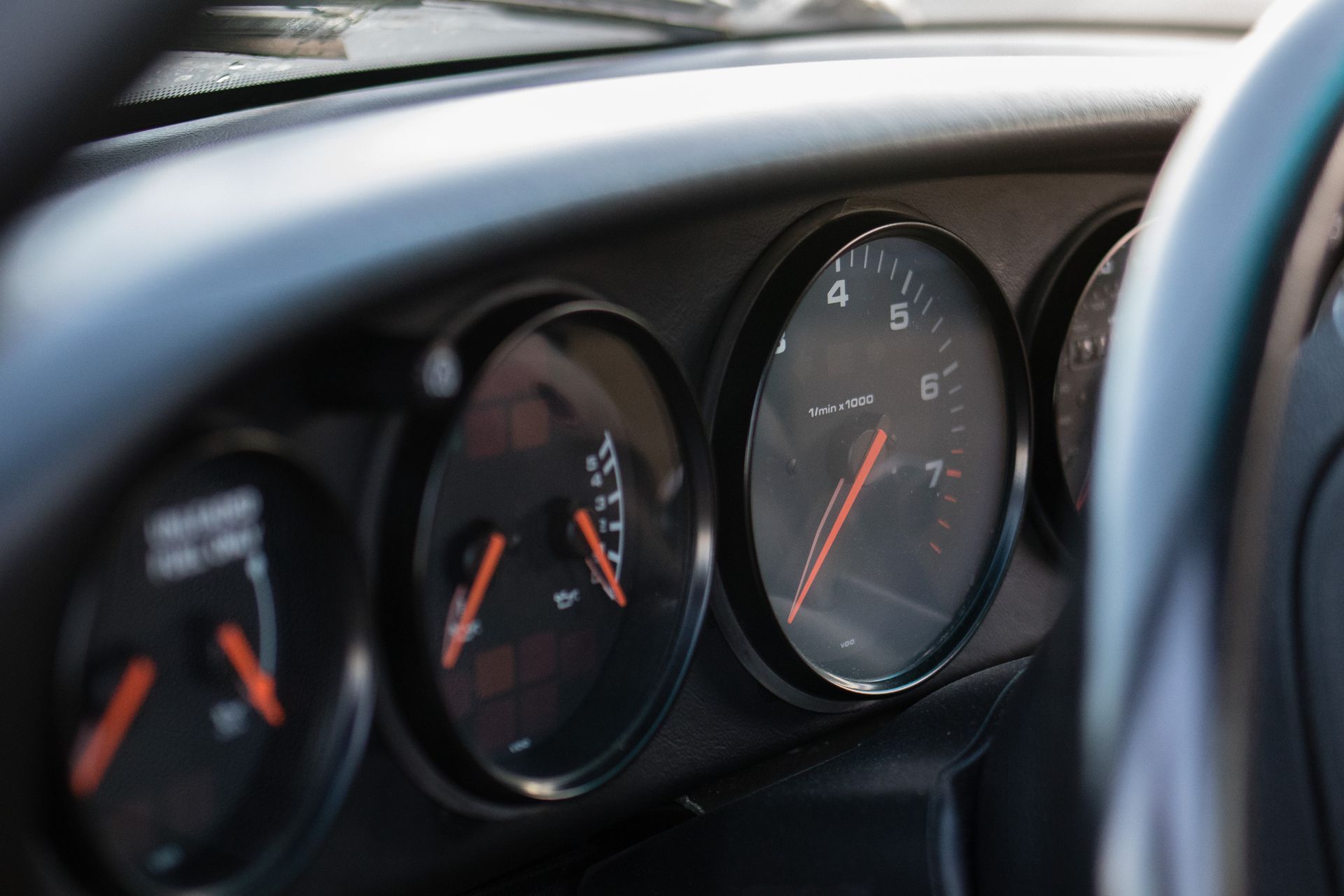A close up of the dashboard of a porsche 911