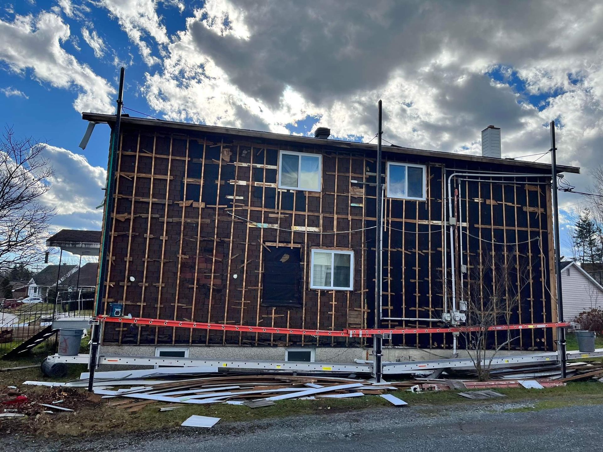 Un grand bâtiment avec de nombreuses fenêtres est en cours de rénovation.