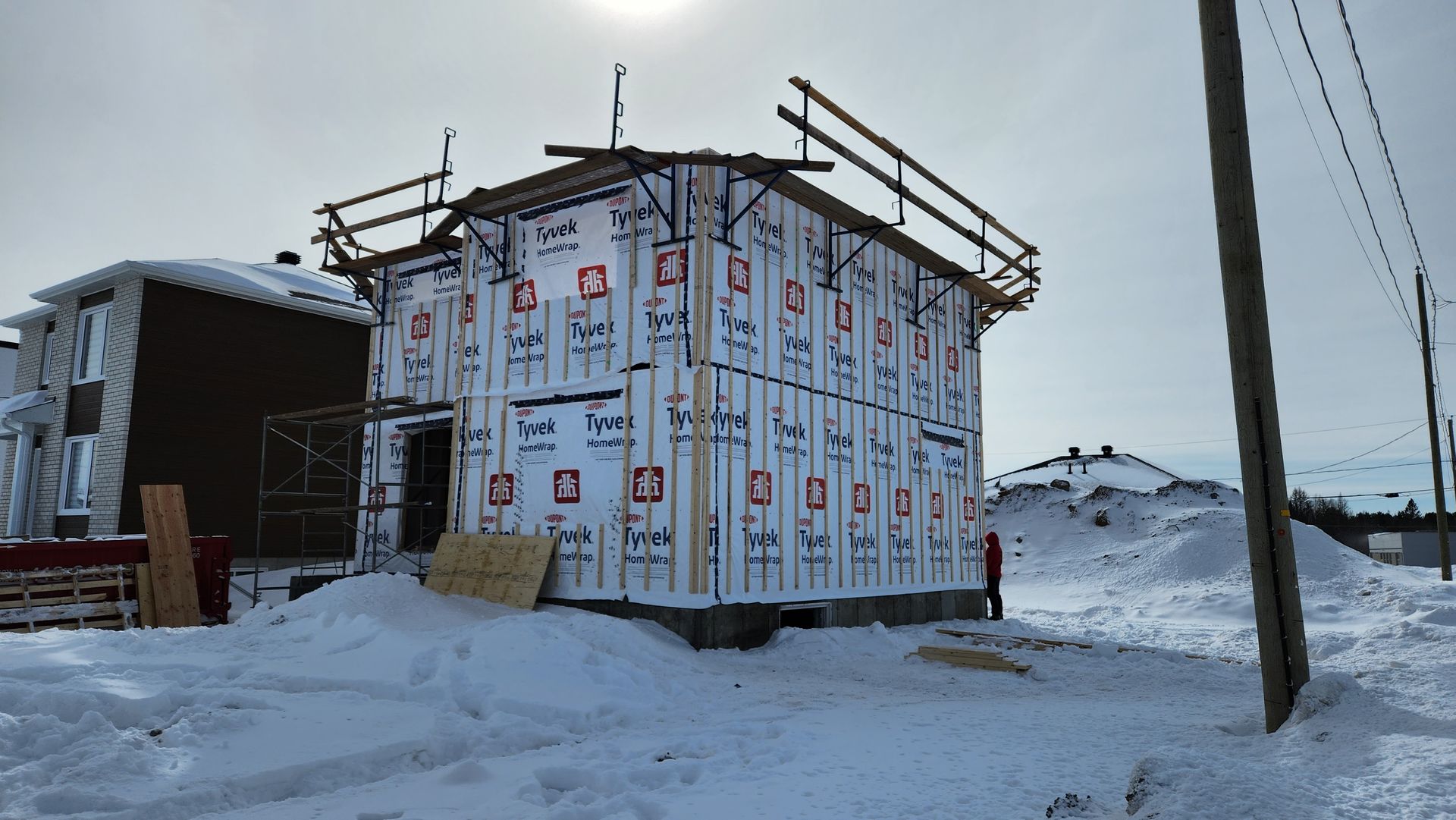 Une maison est construite dans la neige et est très isolée