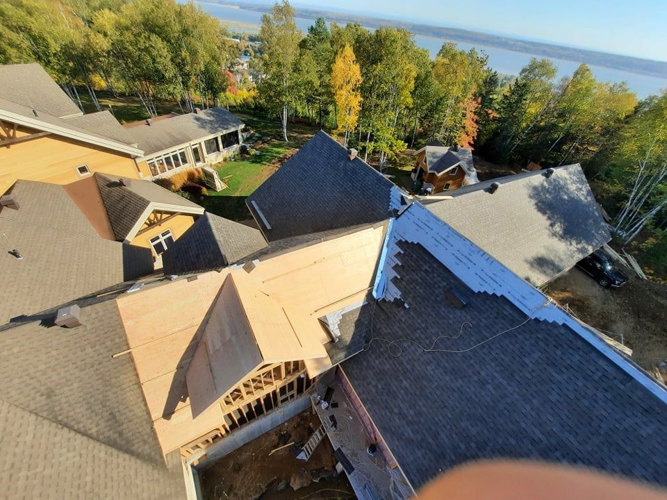 Une vue aérienne d'une maison en construction avec un lac en arrière-plan