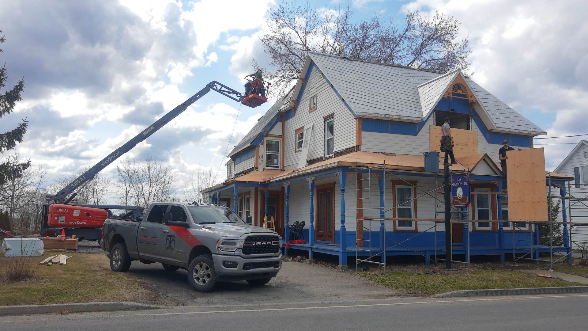 Un camion est garé devant une maison en construction.
