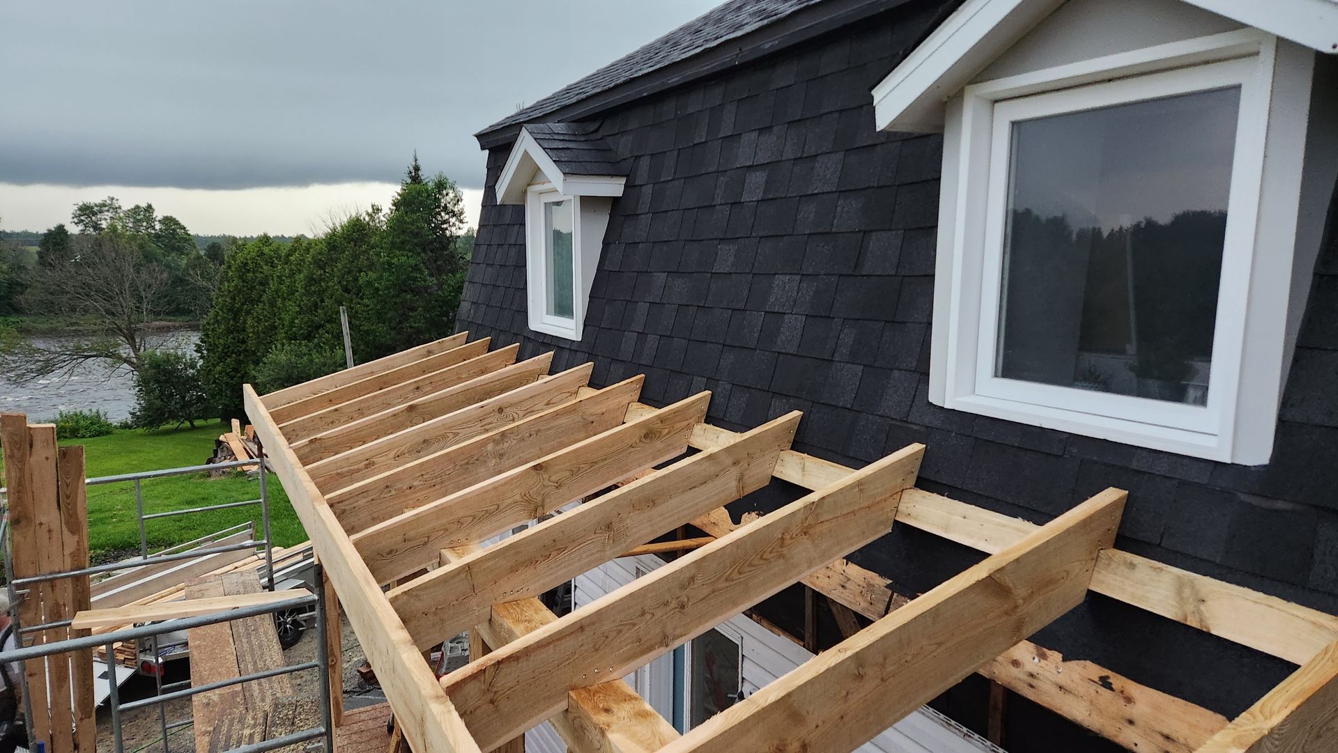 Le toit d'une maison est construit avec des poutres en bois.