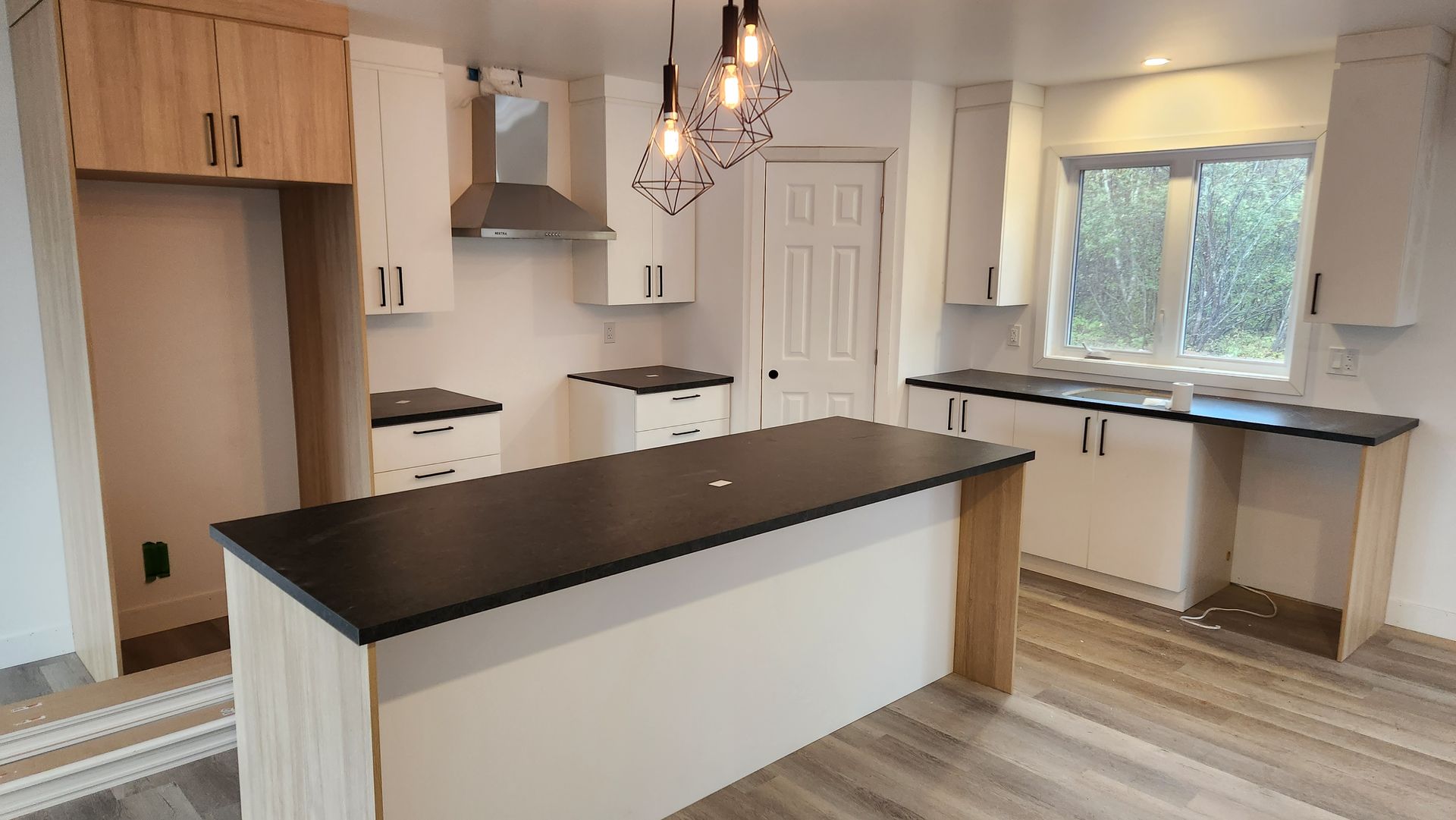 Il y a un grand îlot au milieu de la cuisine.