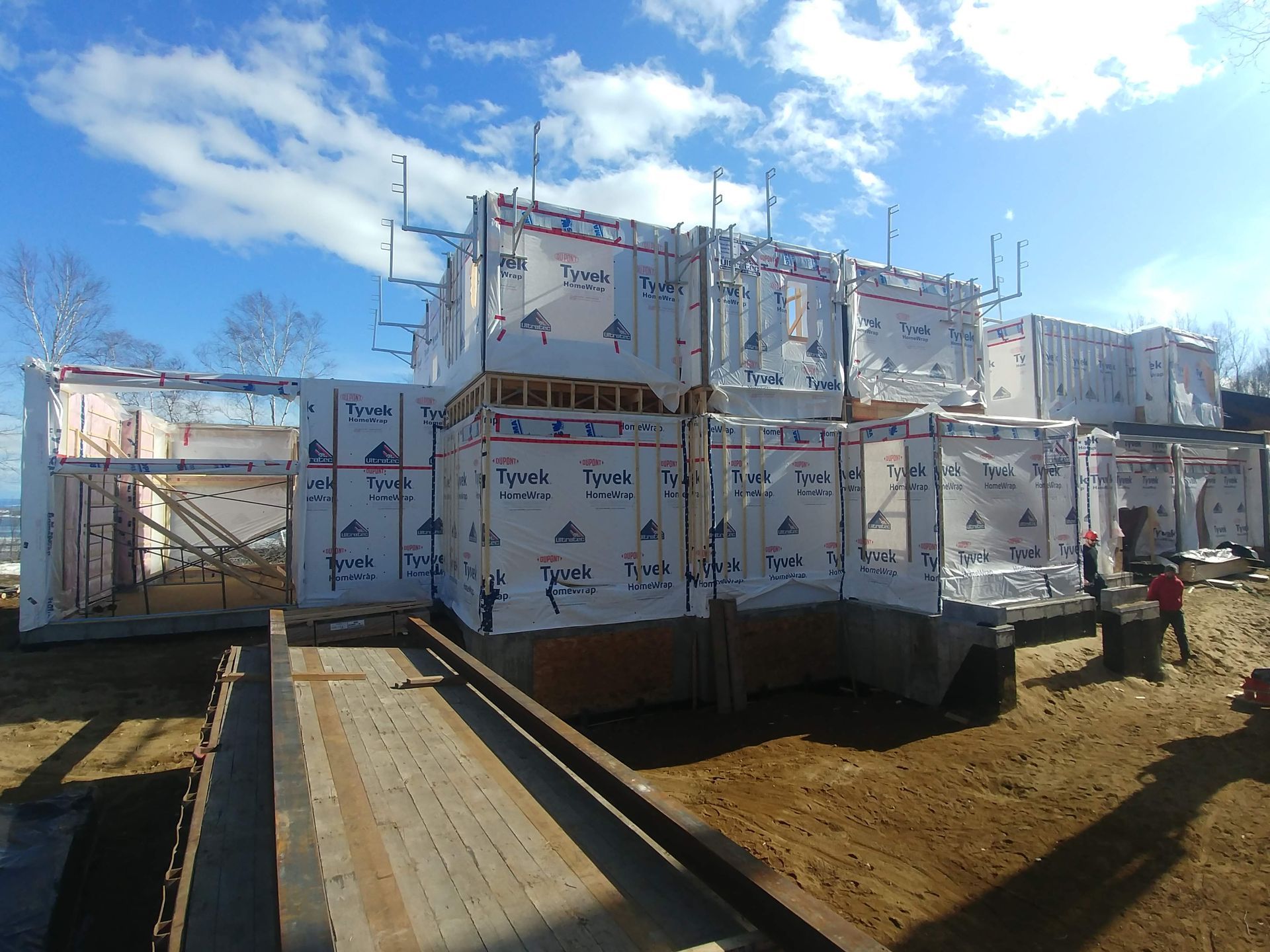 Un grand bâtiment est en construction avec beaucoup d'isolation sur les murs