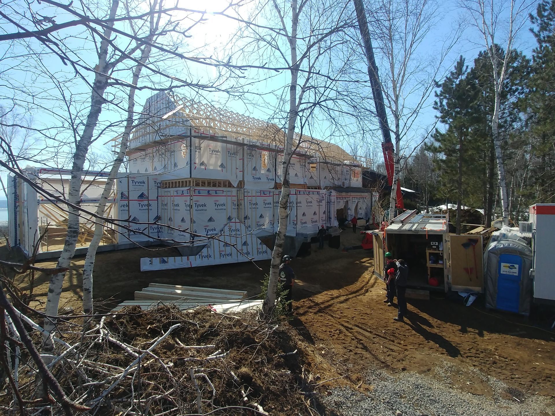 Une grande maison est en construction au milieu d'une forêt.