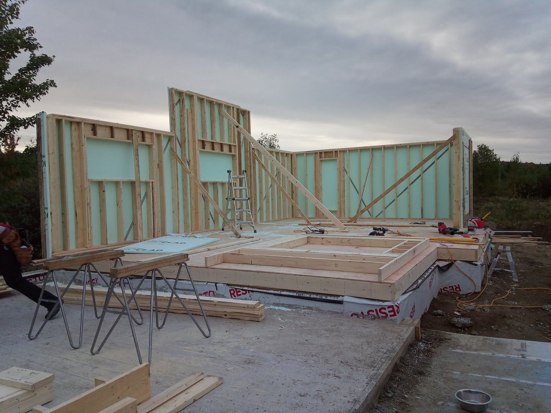 Un homme se tient devant un immeuble en construction.