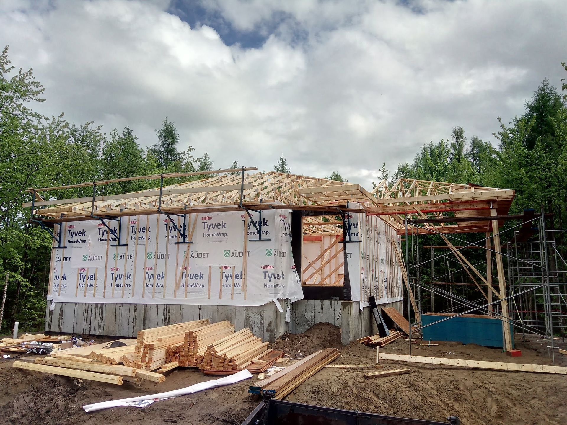 Une maison est en construction au milieu d'une forêt