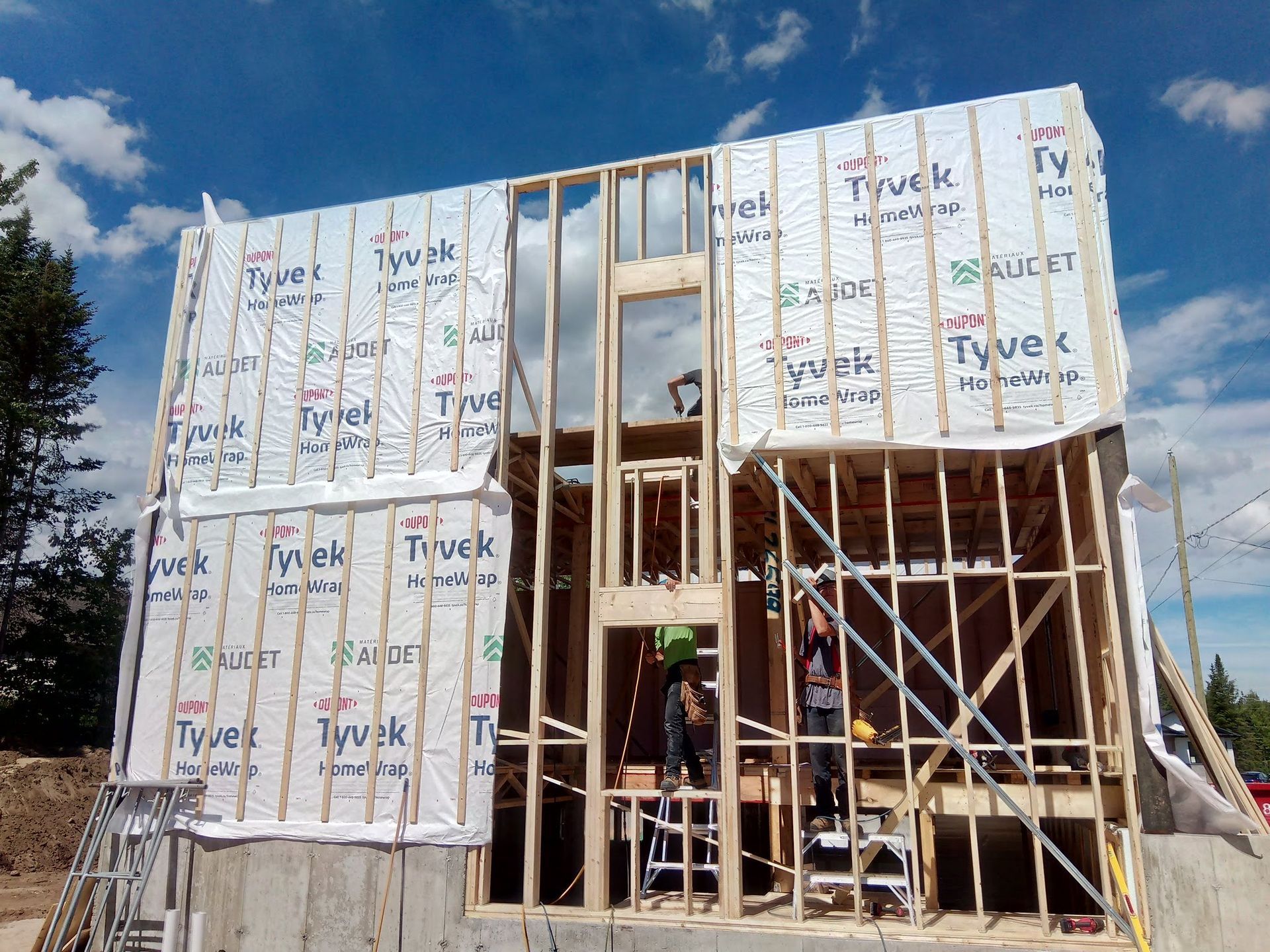 Une maison est en construction avec beaucoup de mousse de polystyrène sur les murs.