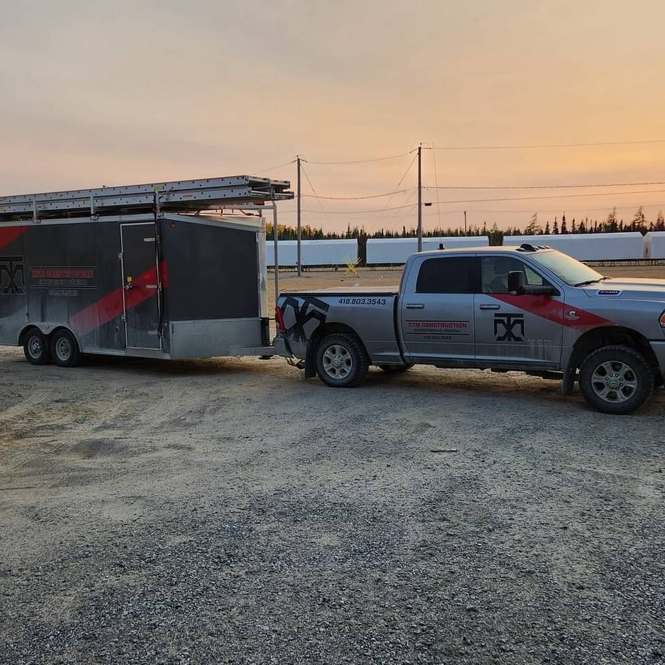 Un camion tire une remorque surmontée d’une échelle