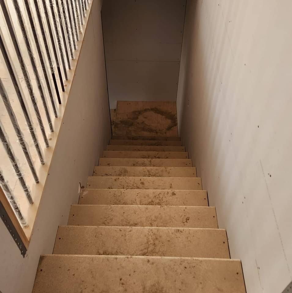 Un escalier menant à une pièce avec une balustrade.