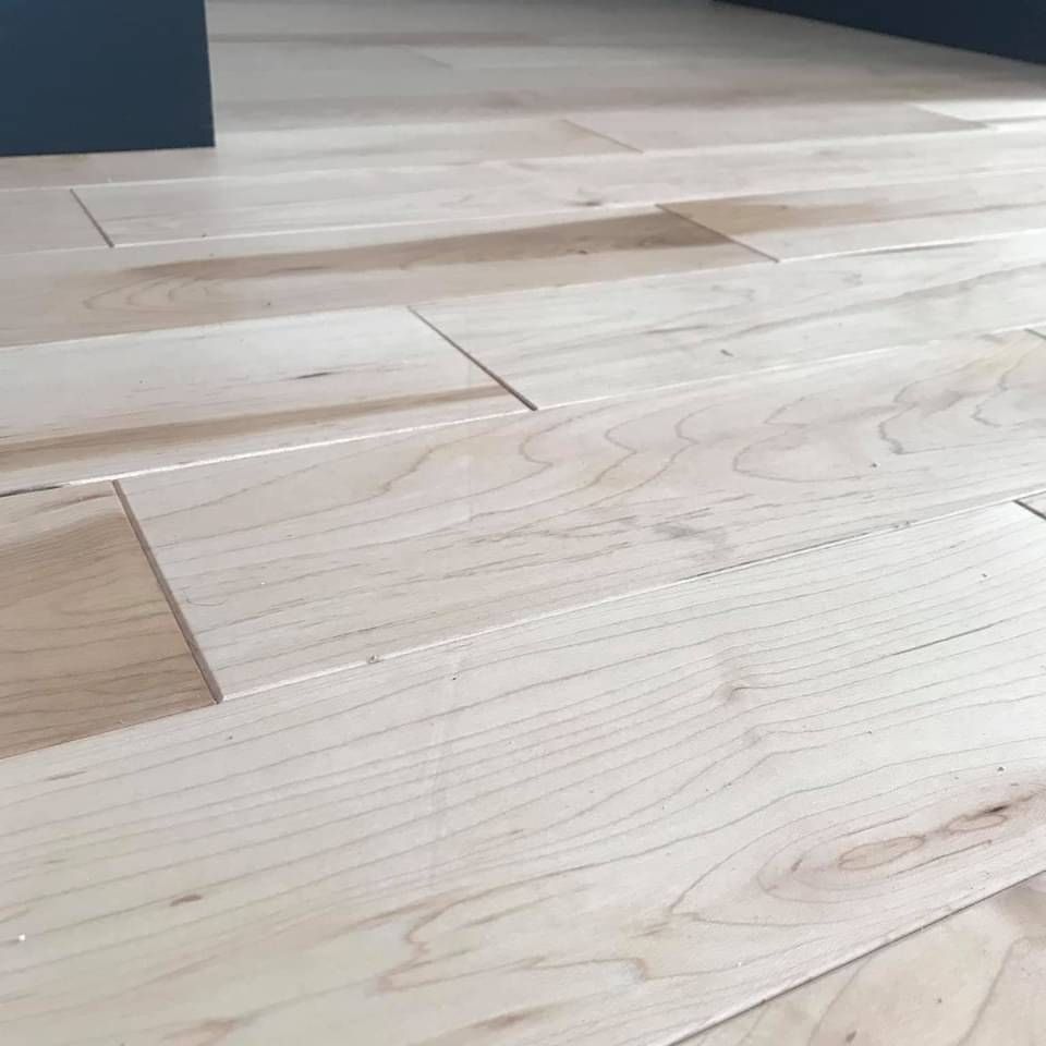 Un gros plan d'un parquet dans une pièce.