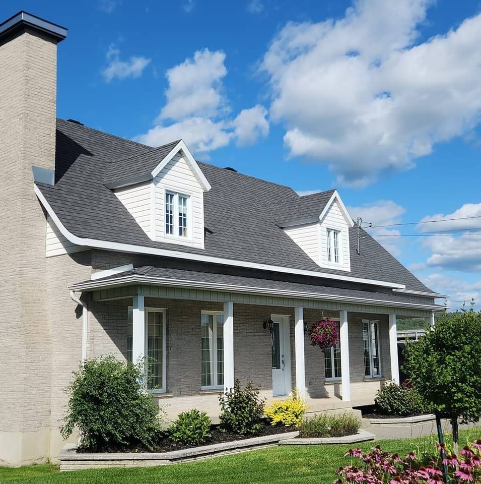 Une maison en brique avec un porche et une cheminée