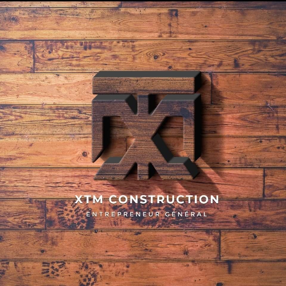 Le logo de xtm construction est en bois