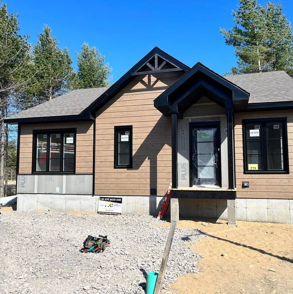 Une maison avec un toit sur lequel est représenté un triangle