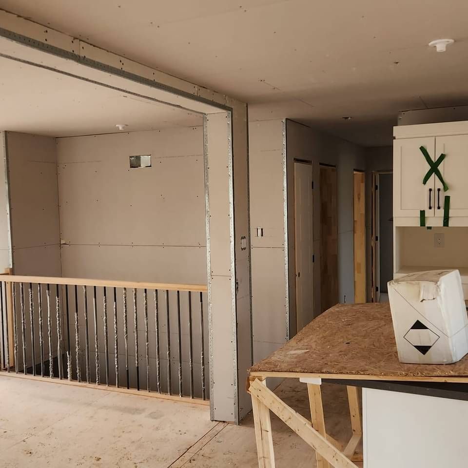 Une boîte avec la lettre x se trouve sur une table en bois