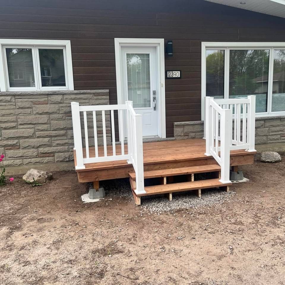 Une maison avec une terrasse en bois et des escaliers devant