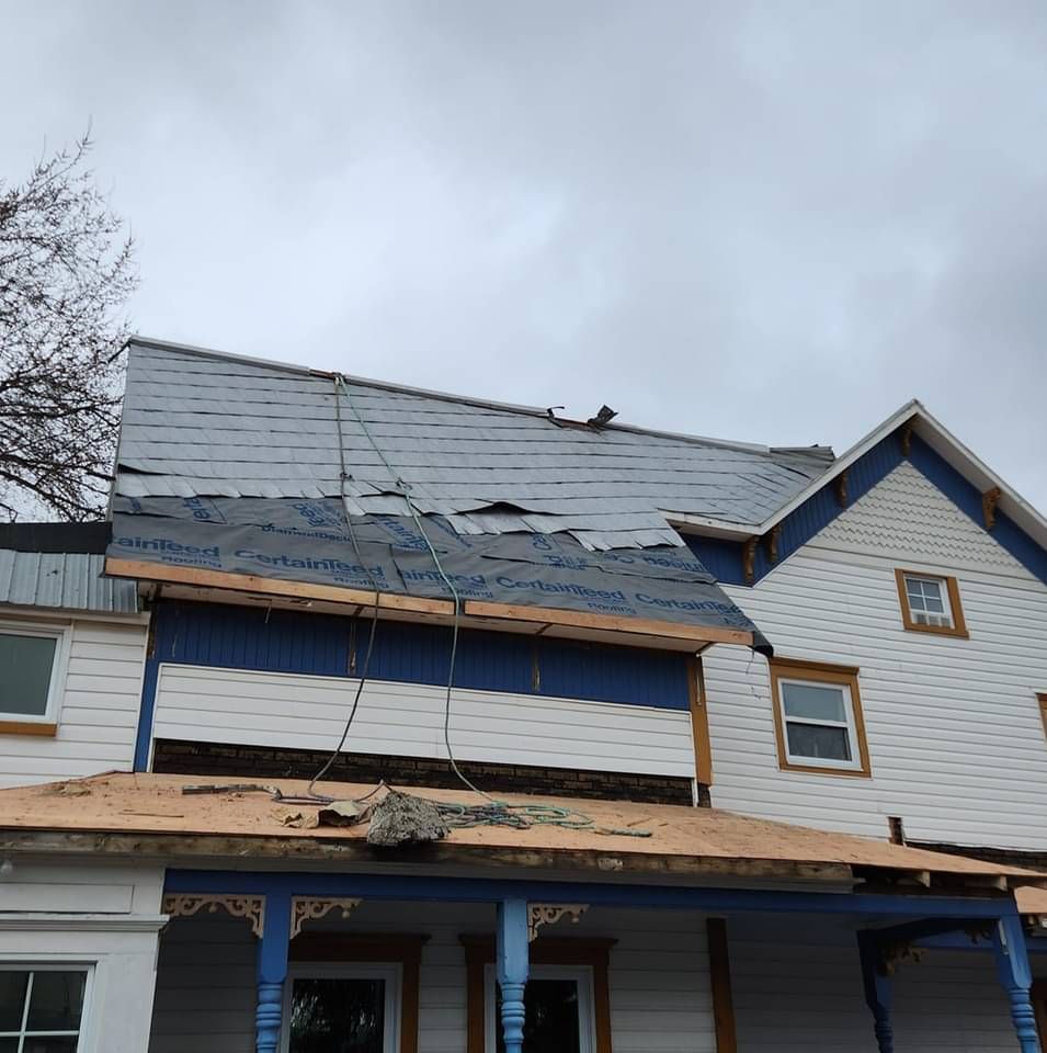 Une maison avec un toit en réparation