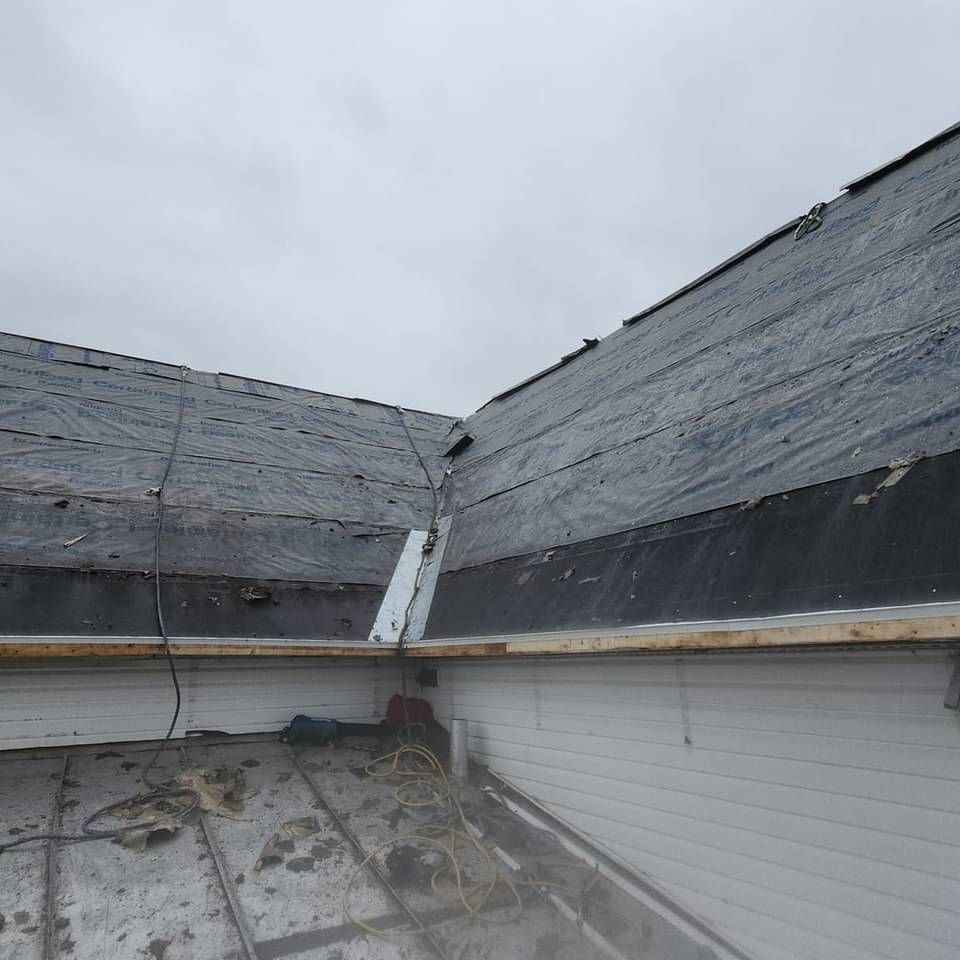 Le toit d'un bâtiment est réparé avec un matériau de toiture.