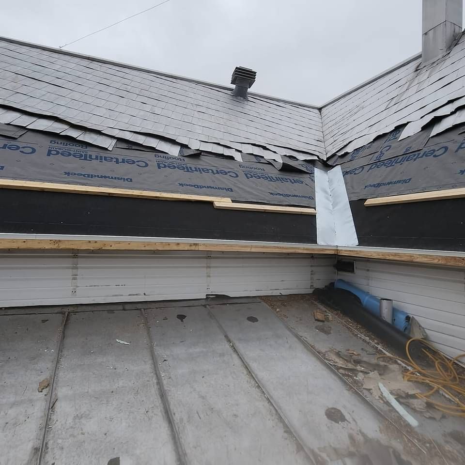 Un toit avec beaucoup de bardeaux est en réparation.