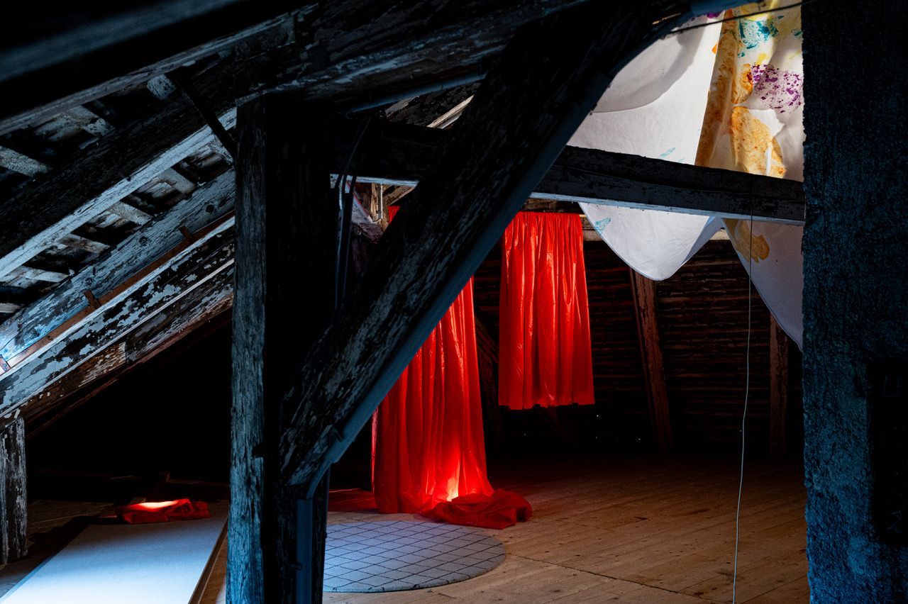 Ausstellungsansicht mit Werken von Petra Gell und Tanja Hehmann