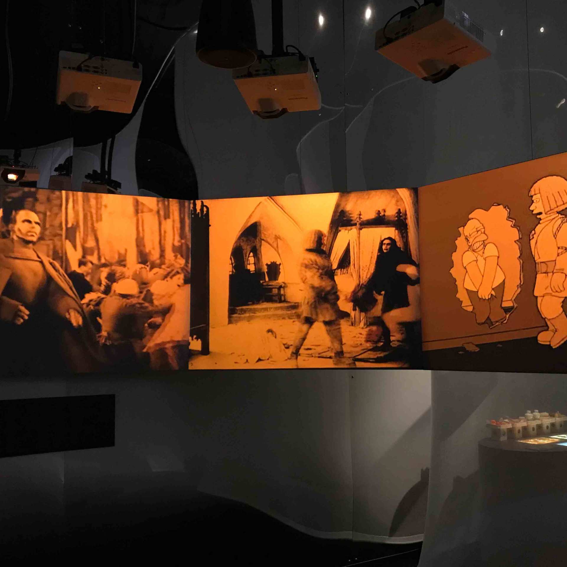 Videovergleich zwischen Homer Simpson und Golem in der Ausstellung