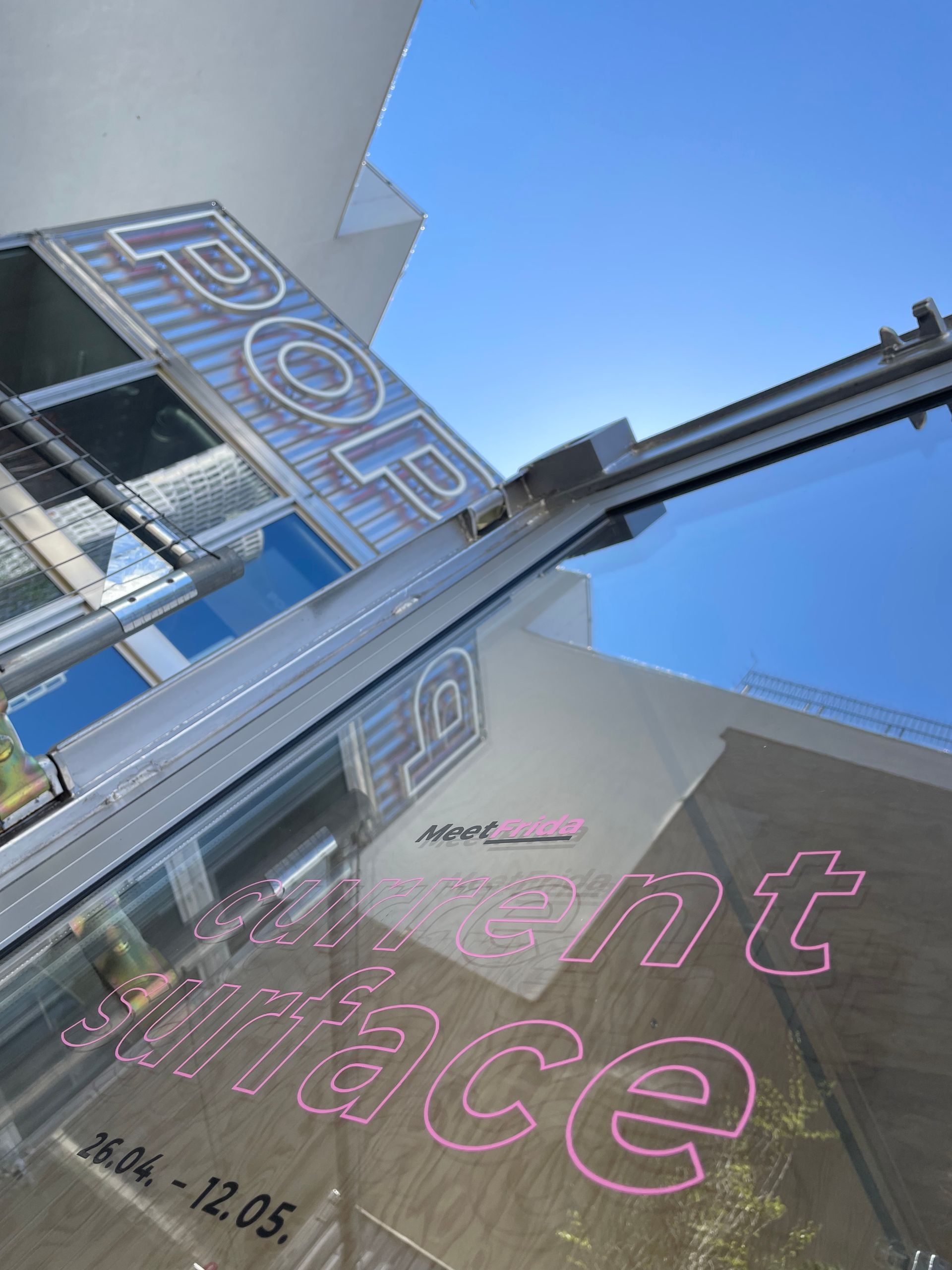 Foto von den Fassaden des Gebäudenesembles von POP KDM mit Ausstellung von MeetFrid