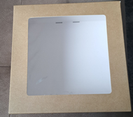 Vierkant bruin kartonnen frame met een in het midden geplaatst venster van mat plastic en twee kleine gleufjes aan de bovenkant.