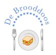 Het logo bestaat uit de tekst De Brooddoos en afbeeldingen van een vork, mes en bord. Op het bord is een afbeelding van een belegde boterham te zien.