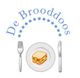 Het logo bestaat uit de tekst De Brooddoos en afbeeldingen van een vork, mes en bord. Op het bord is een afbeelding van een belegde boterham te zien.