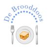 Het logo van De Brooddoos met een sandwich op een bord, vork en mes, en blauwe tekst in een boog erboven.