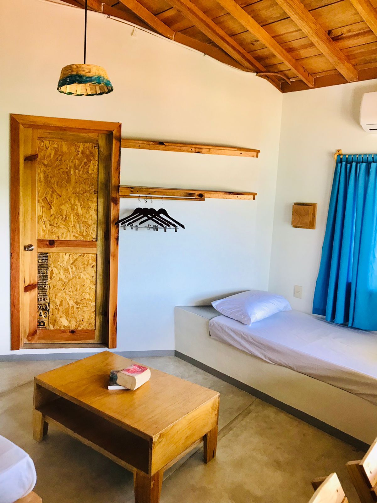 Interior de dormitorio en posada del arquitecto