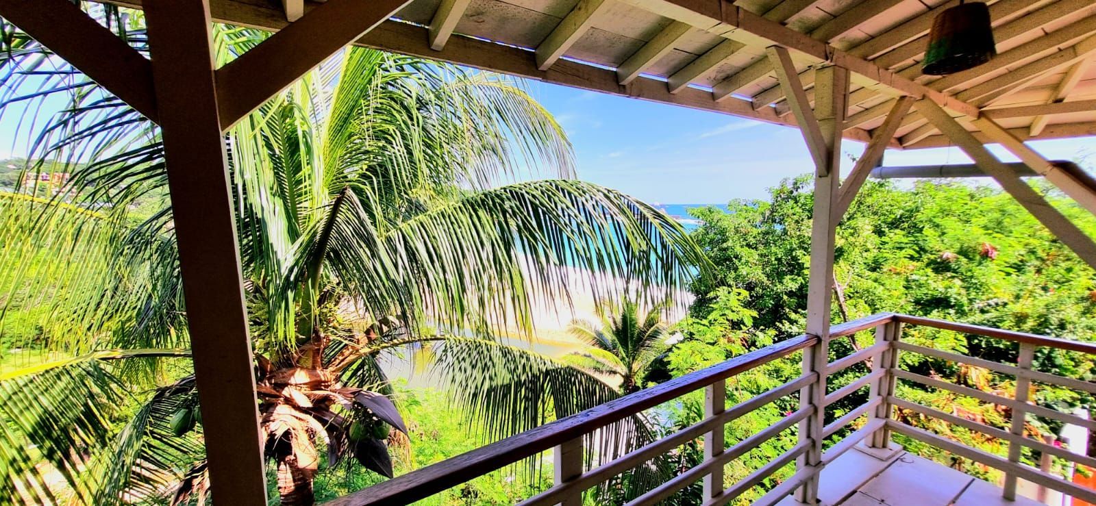 Vista a la playa y el mar en Mazunte, Oaxaca