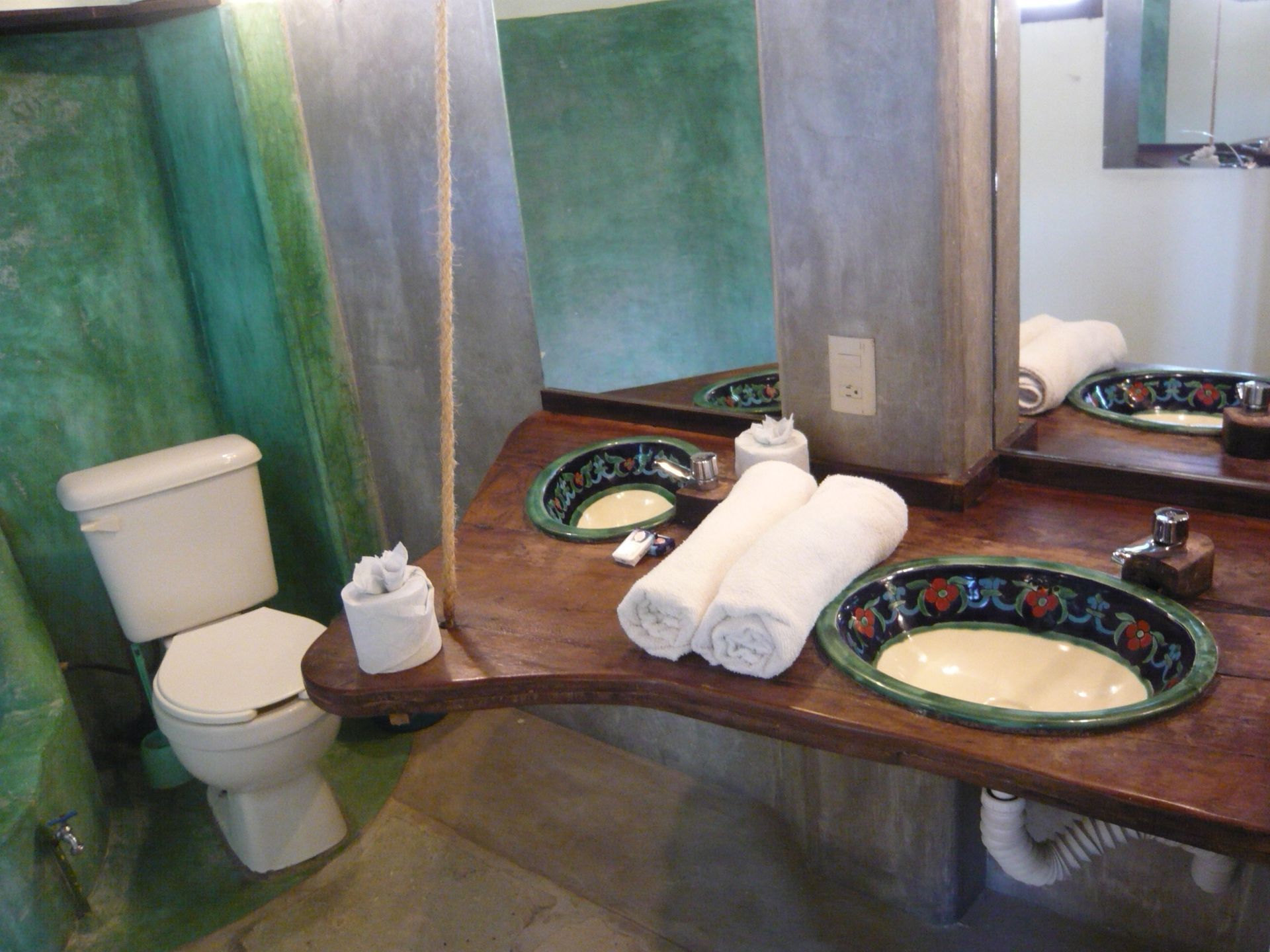 Baño con dos lavabos y un inodoro en posada del arquitecto en mazunte, oaxaca