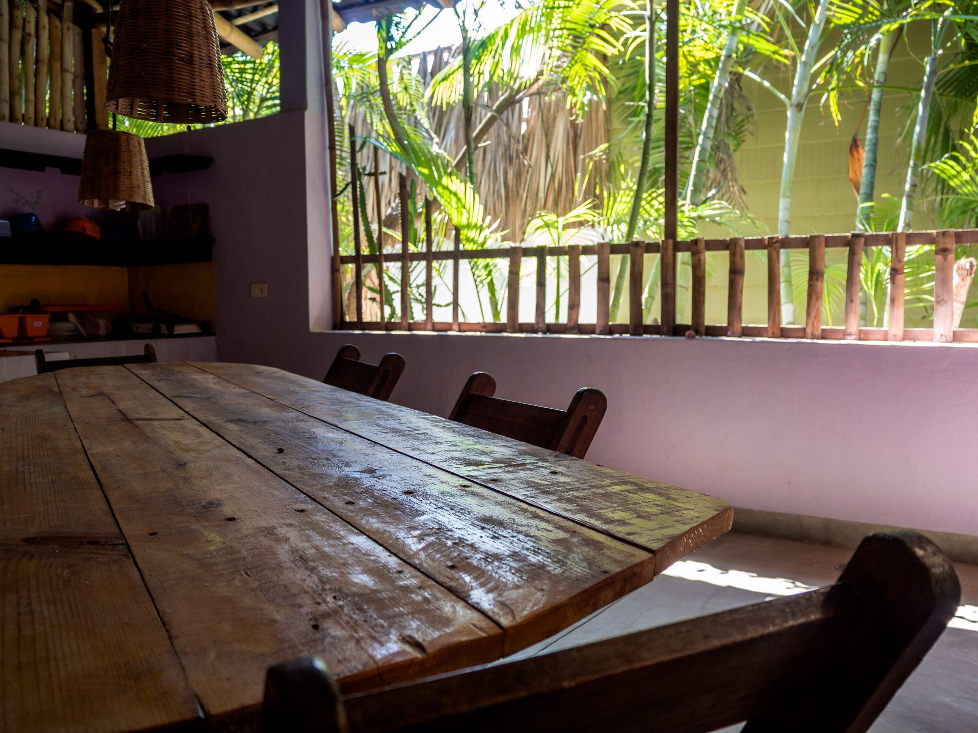interior de una habitación al aire libre con vistas a plantas tropicales en posada del arquitecto en mazunte, oaxaca