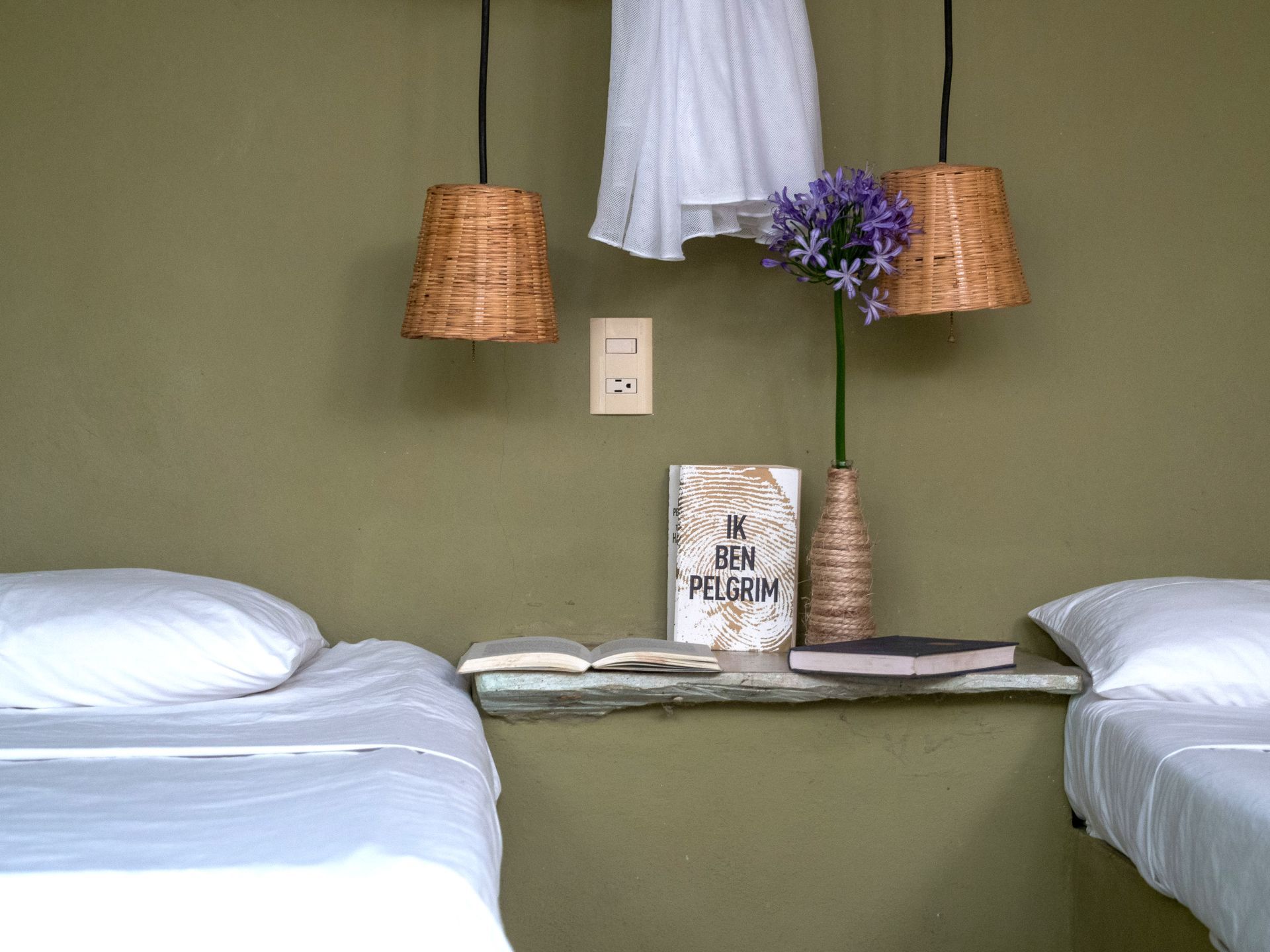 Dos camas en una habitación en posada del arquitecto en mazunte, oaxaca