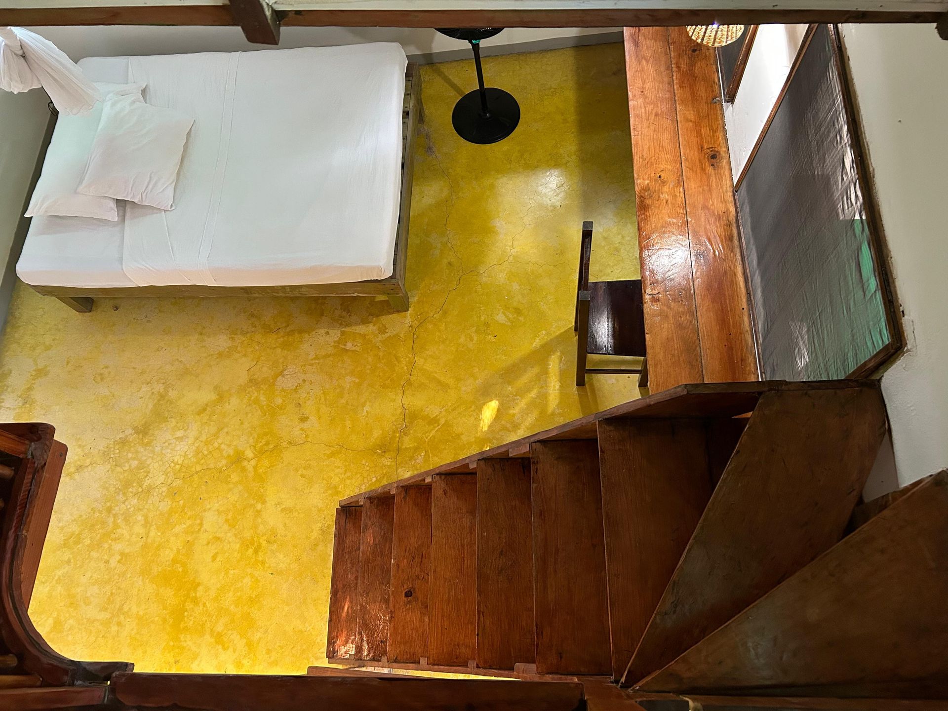 Una escalera de madera en posada del arquitecto en mazunte, oaxaca