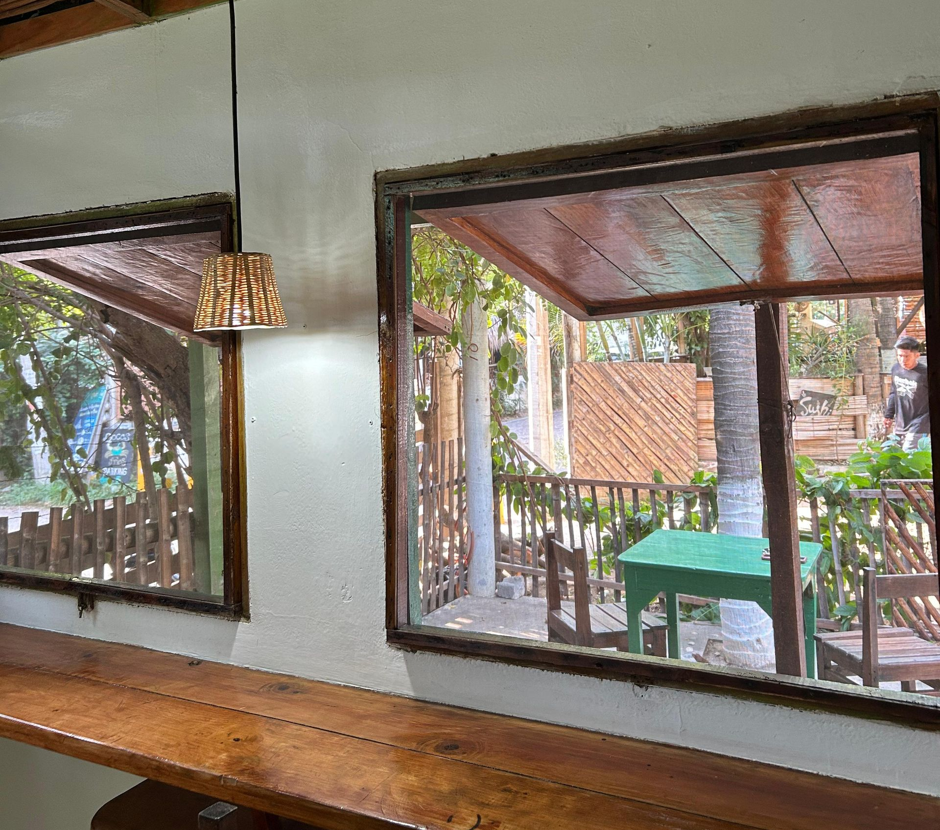 Dos ventanas rectangulares con vistas a un patio exterior en posada del arquitecto en mazunte, oaxaca